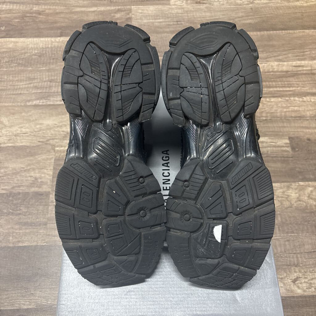 Balenciaga runner triple black