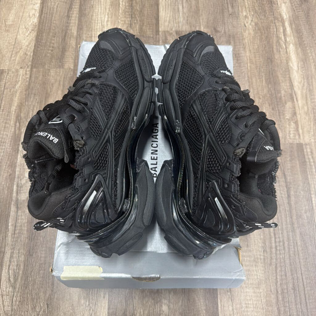 Balenciaga runner triple black