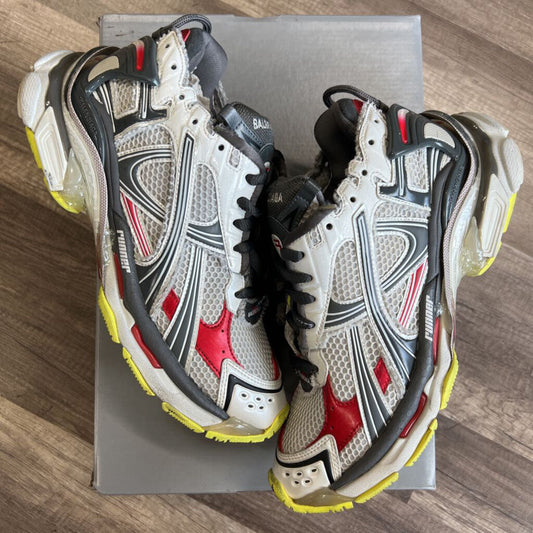 Balenciaga runner grey red green