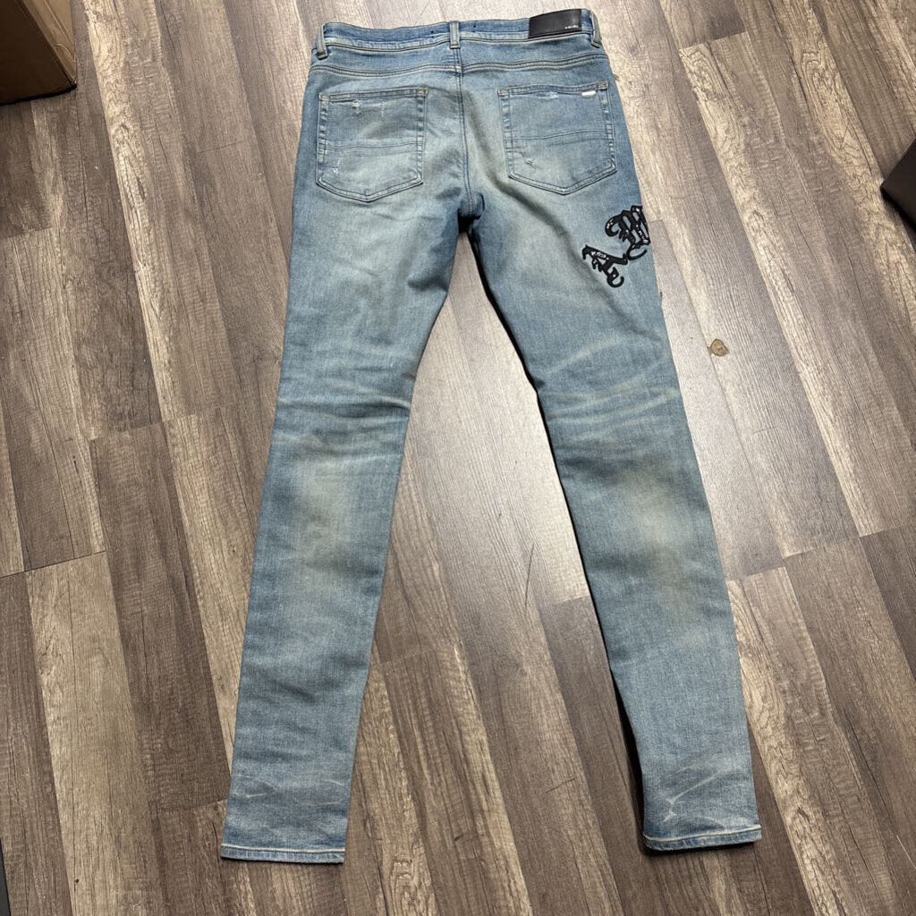 Amiri Jeans Distressed Patch Logo blue/white