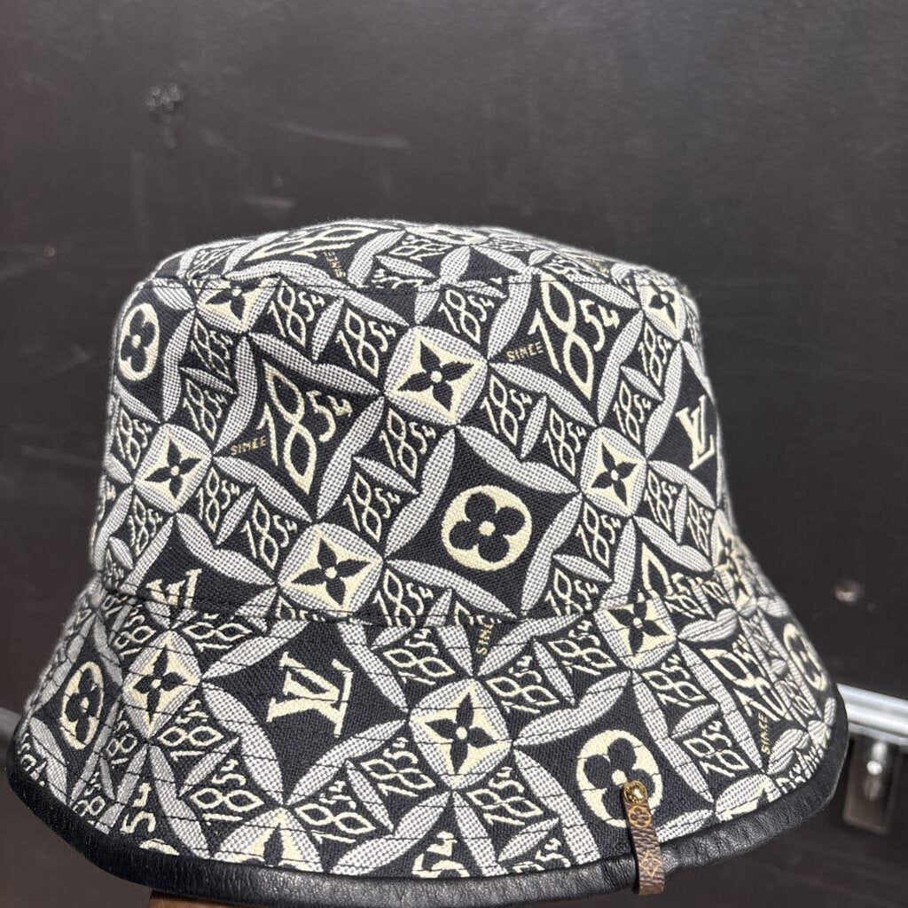 Louis Vuitton bucket hat monogram white black