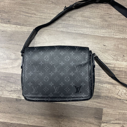 Louie Vuitton District Messenger Bag