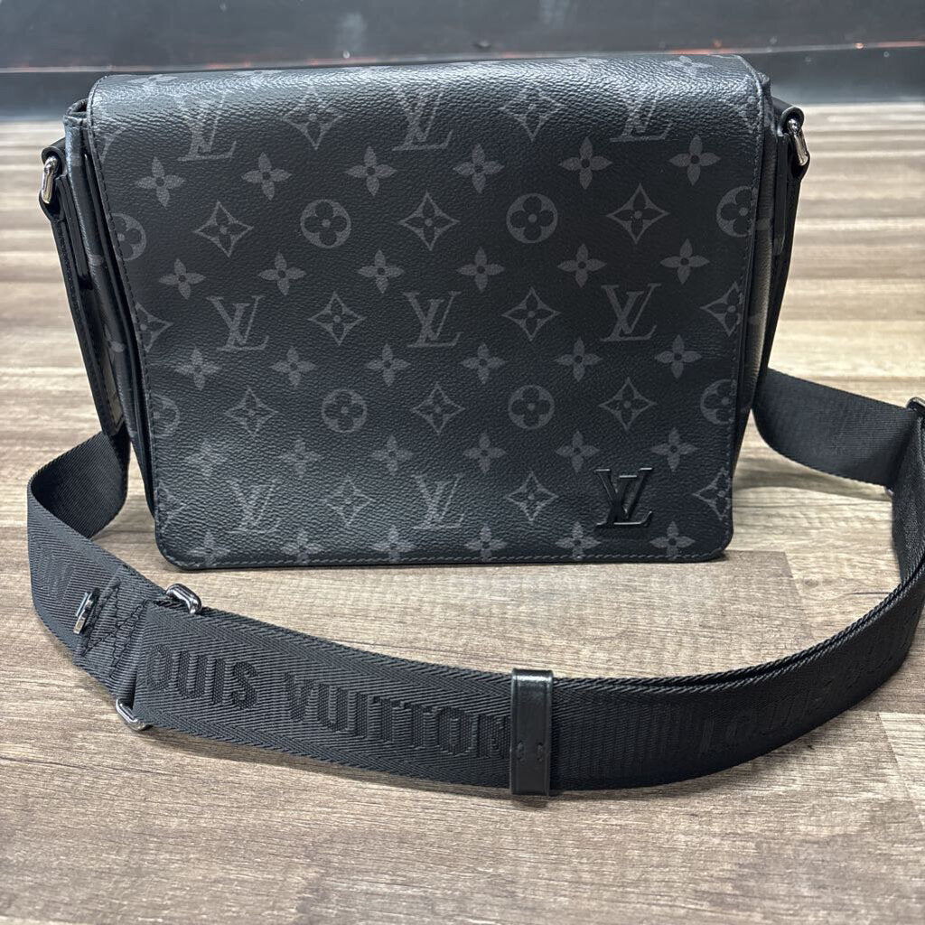 Louis Vuitton District PM Messenger
