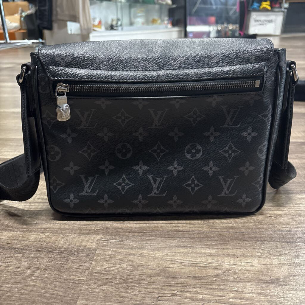 Louis Vuitton District PM Messenger