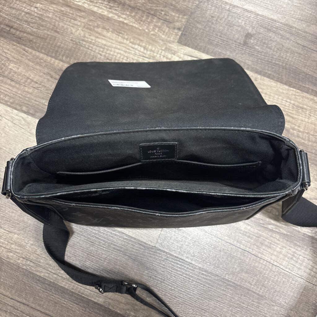 Louis Vuitton District PM Messenger