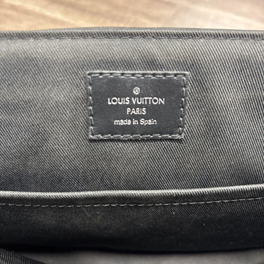 Louis Vuitton District PM Messenger