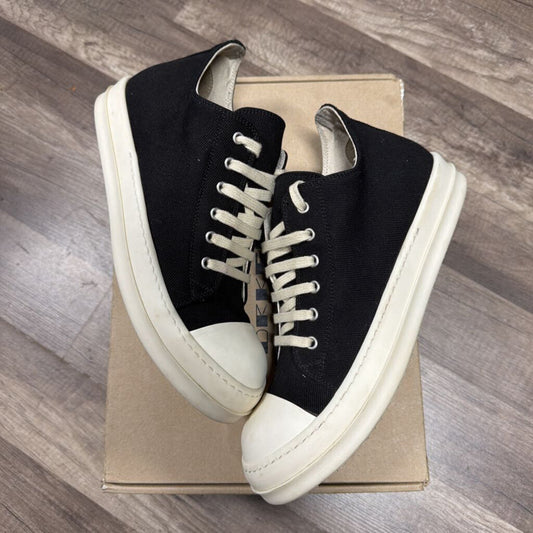 rick owns ramone low black white
