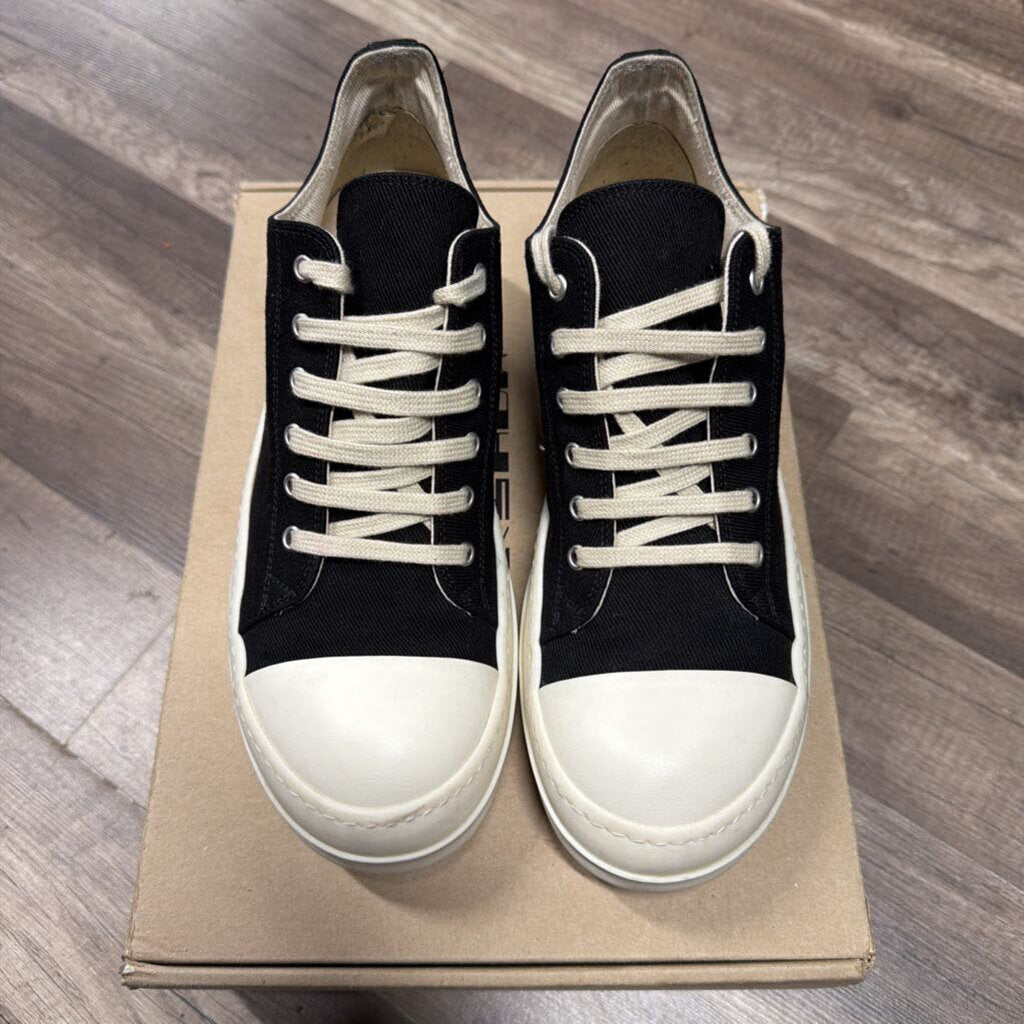 rick owns ramone low black white