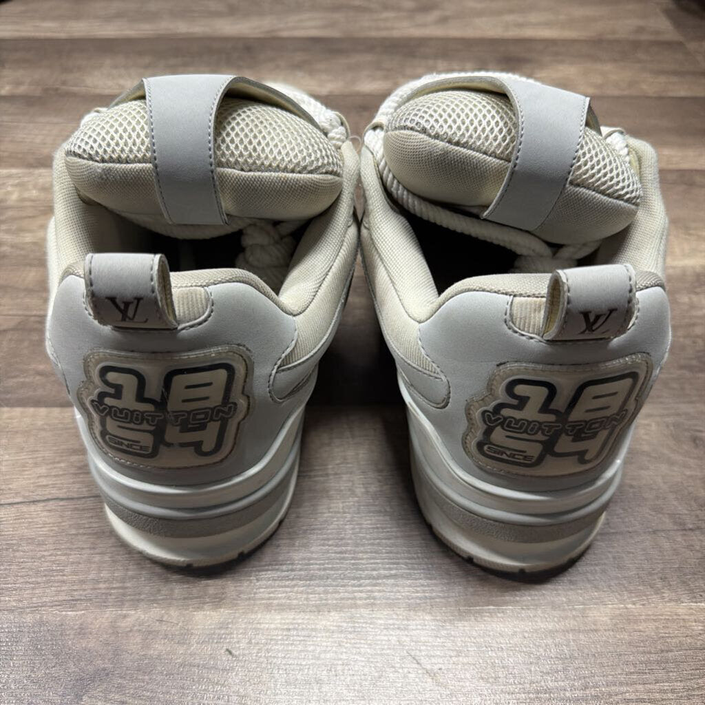Louis vuitton skate white grey