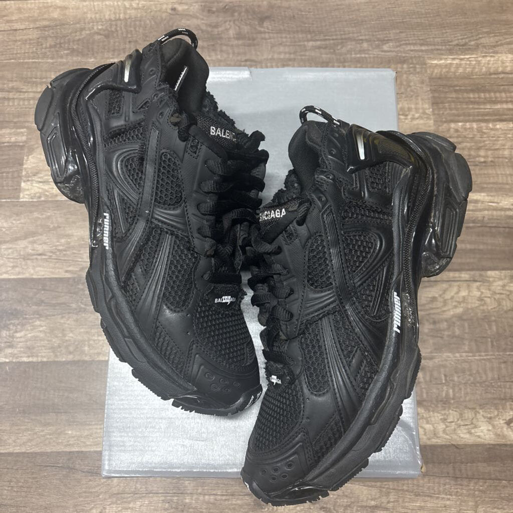 Balenciaga runner triple black