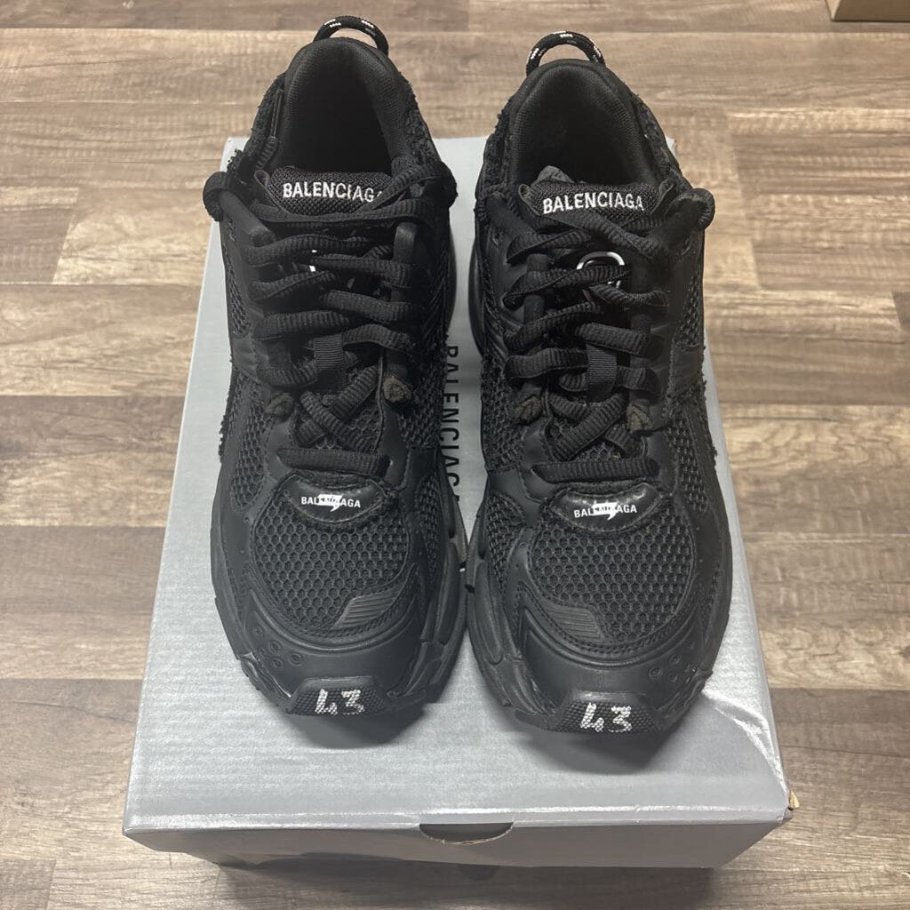 Balenciaga runner triple black