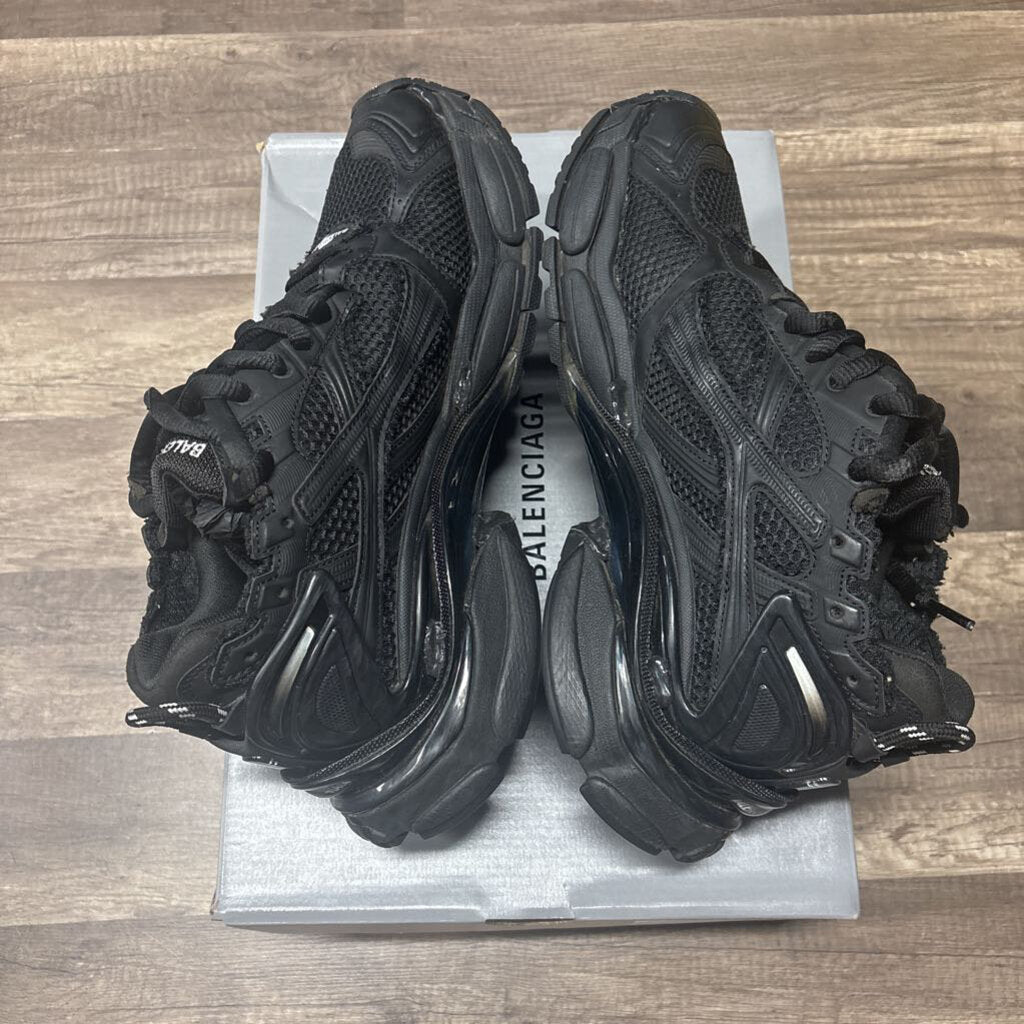 Balenciaga runner triple black