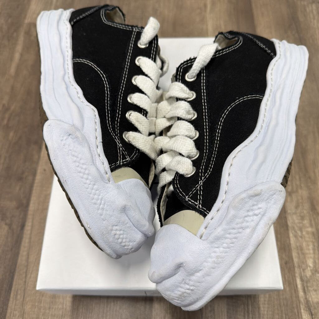MMY Maison Mihara low black white
