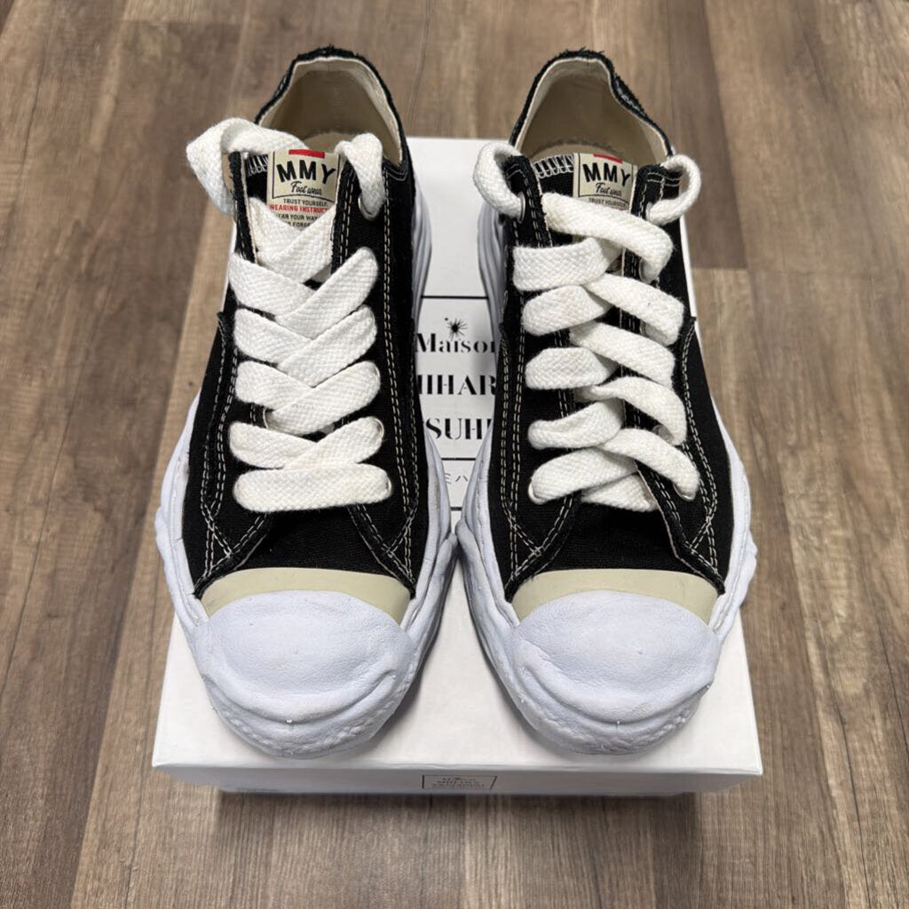 MMY Maison Mihara low black white
