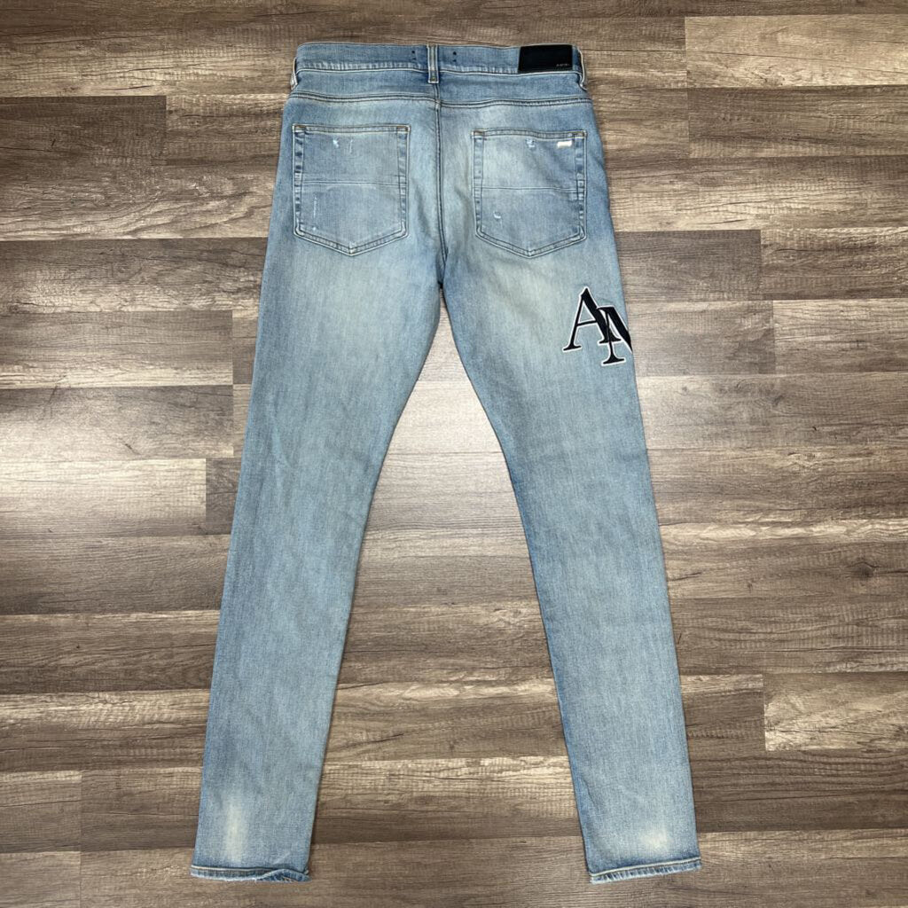 Amiri jean blue wash black logo