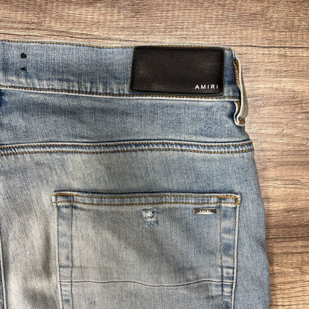 Amiri jean blue wash black logo