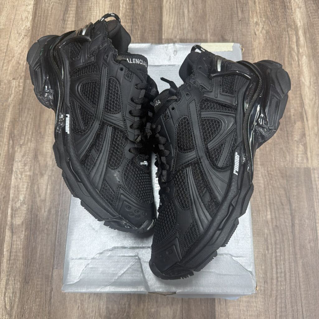 Balenciaga runner triple black