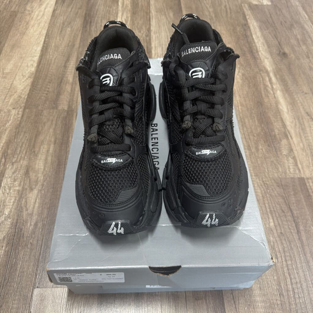 Balenciaga runner triple black
